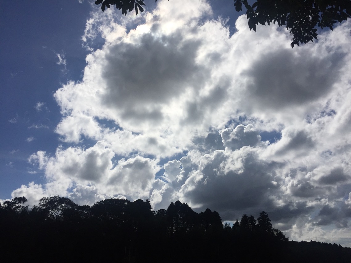 雲の描き方　空の背景のイラスト